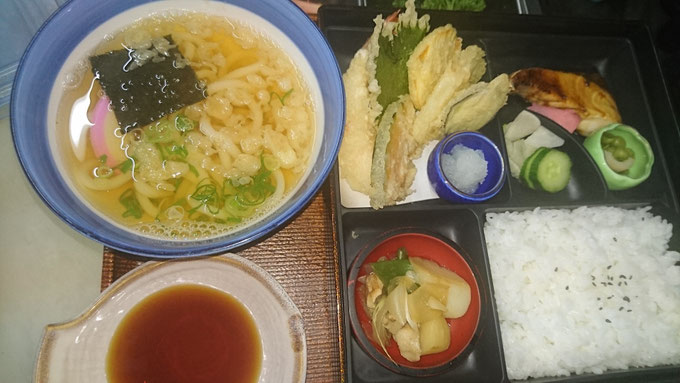 うどん、天ぷら、ご飯を組み合わせた、やまやの定食